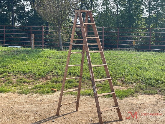 8' WOODEN FOLDING STEP LADDER