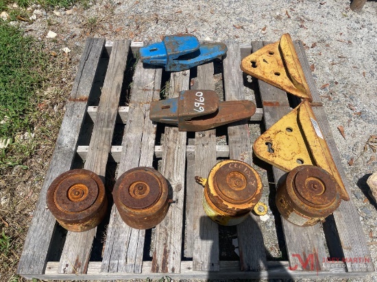 CONTENTS OF PALLET: (4) HYDRAULIC JACKS & (2) SHANKS & (2) CUTTING EDGES