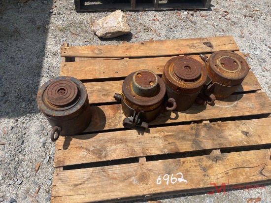 CONTENTS OF PALLET: (4) HYDRAULIC JACKS