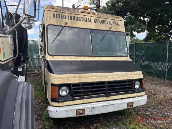 2002 CHEVROLET WORKHORSE P42 BOX TRUCK