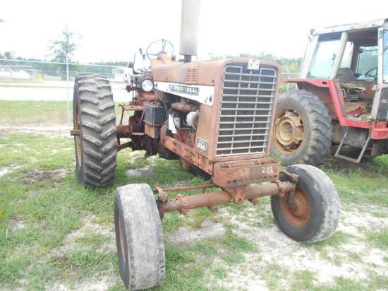 (11946)  International 856 Tractor