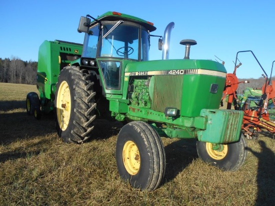 (5562)  John Deere 4240 (FARMER SELL OUT)