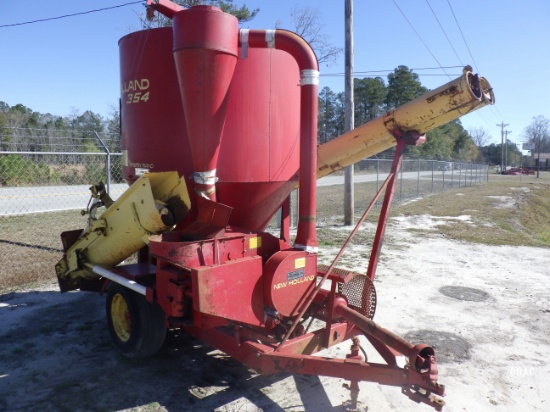 (2049) New Holland Model 354 Feed Mill