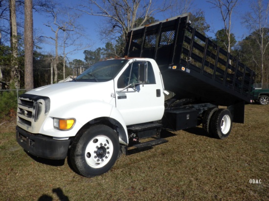 (2162) 2003 Ford F650 Truck