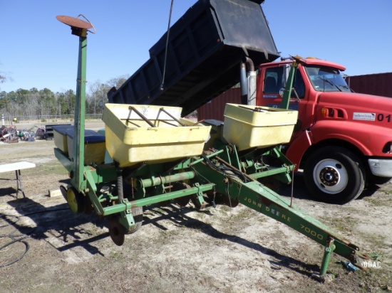 (6674)  John Deere 7000 Planter