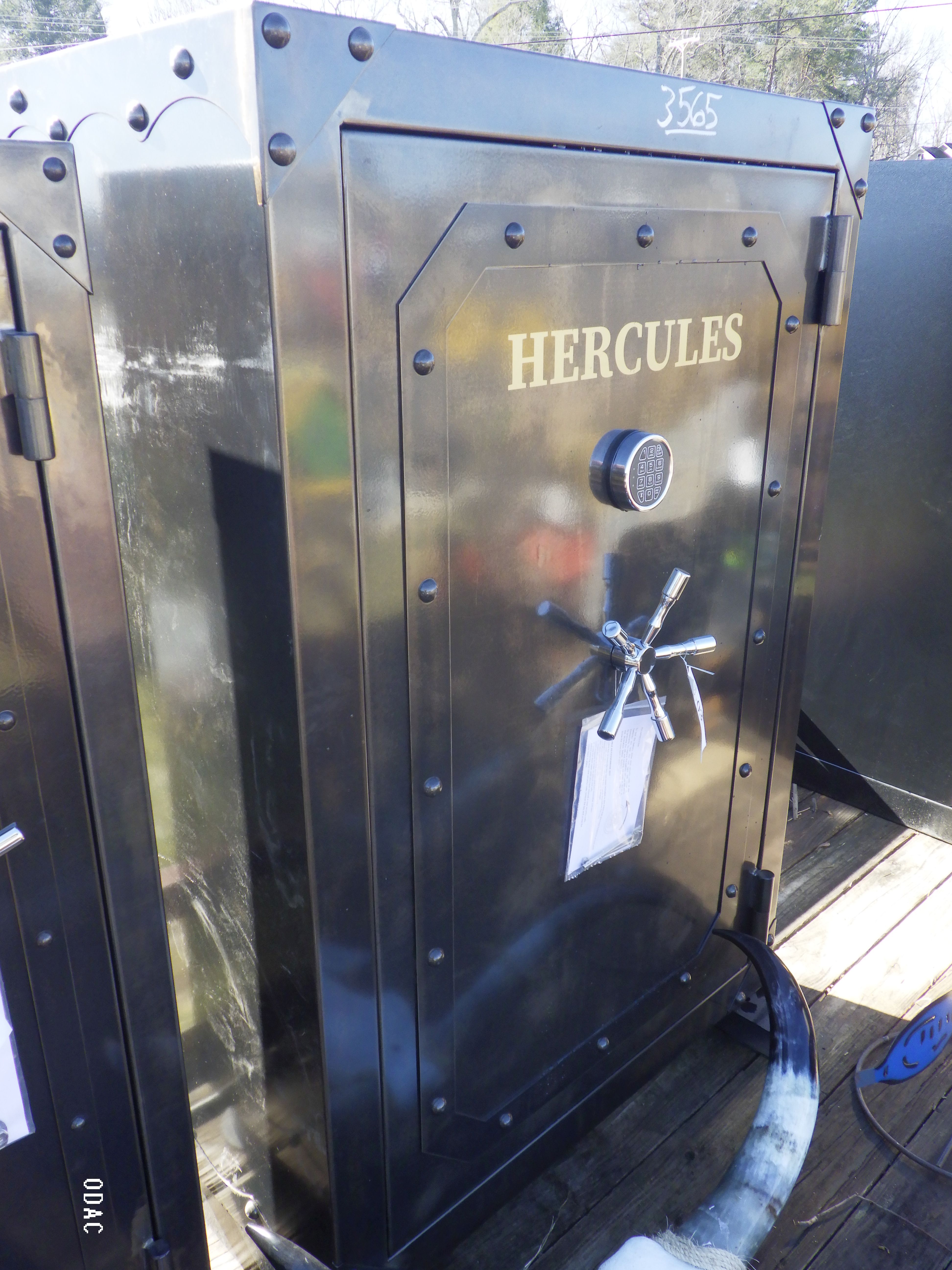 3565) Hercules Riveted Big Gun Safe Proxibid