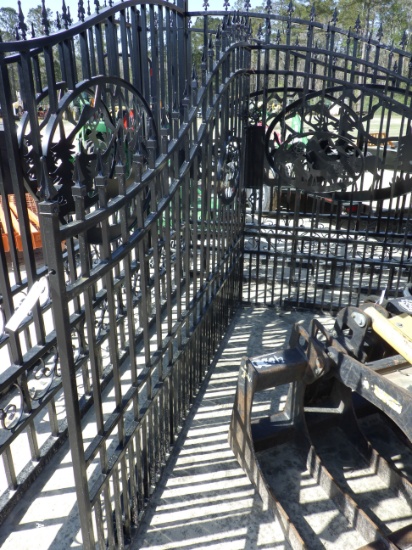 (3044) 16' Deer Scene Gates w/Post