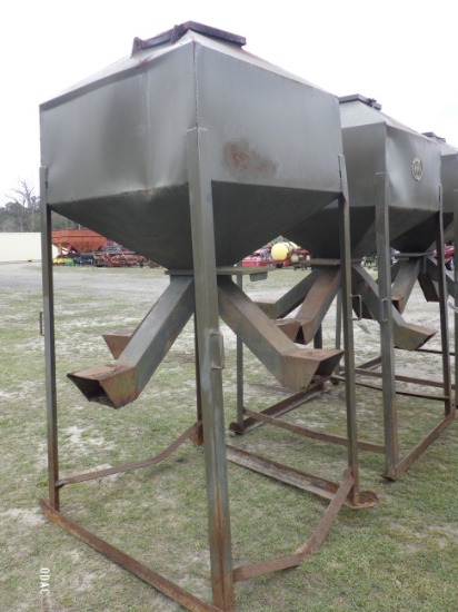 (4605) Texas Wildlife Supply Gravity Deer Feeder