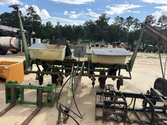 (5886) John Deere 7000 4 Row Planter