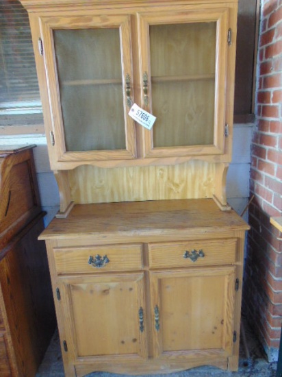 SMALL HUTCH