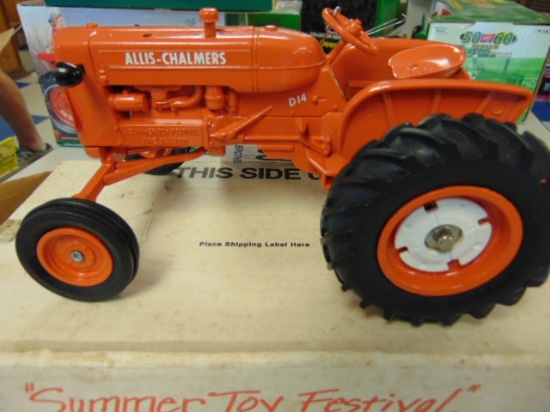 ALLIS-CHALMERS D14 1/16 SCALE TOY TRACTOR