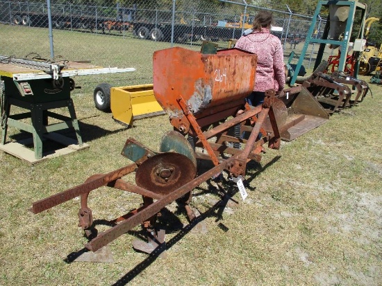 MASSEY FERGUSON 2 ROW CULTIVATOR