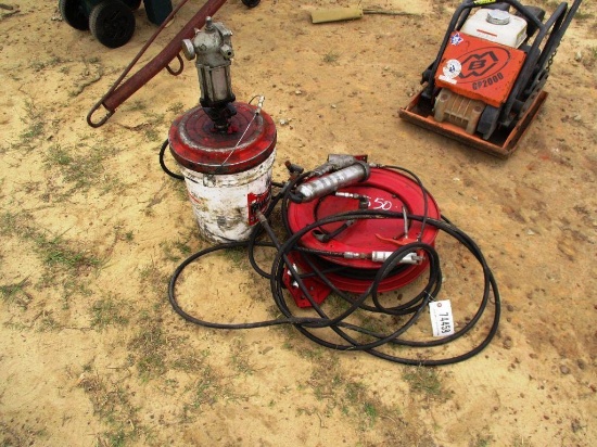 GREASE GUN PUMP & HOSE REEL