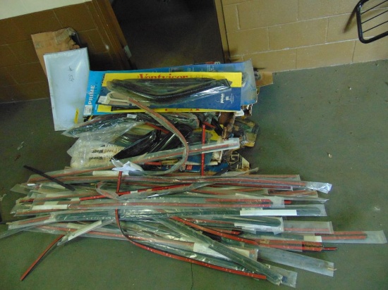 LOT OF WINDOW VISORS & MOULDING STRIPS,
