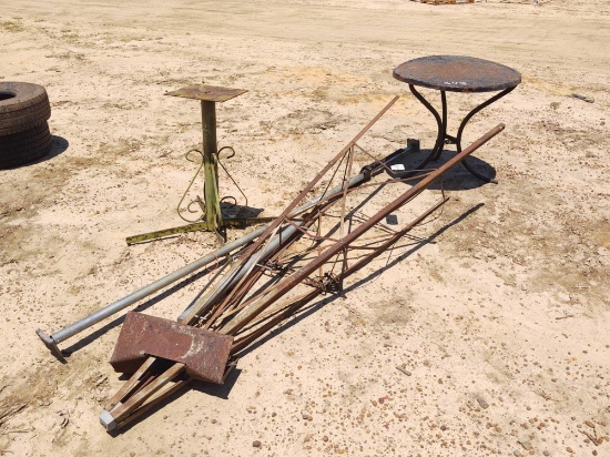 METAL TABLE AND SPRINKLER