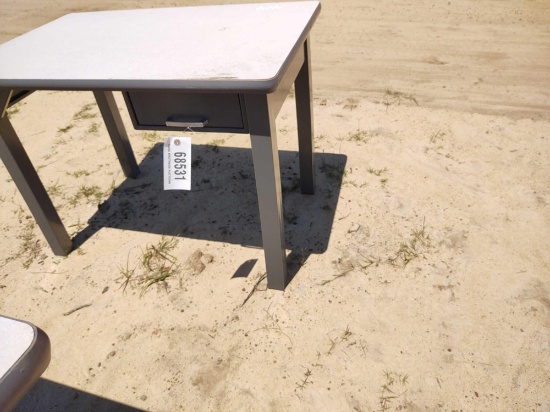 METAL TABLE 24IN X 36IN