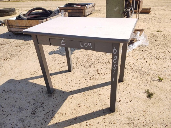 METAL DESK 24IN X 36IN