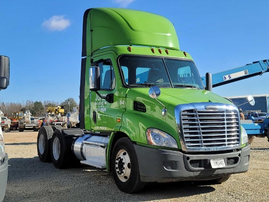 371 - 2014 FREIGHTLINER DAY CAB