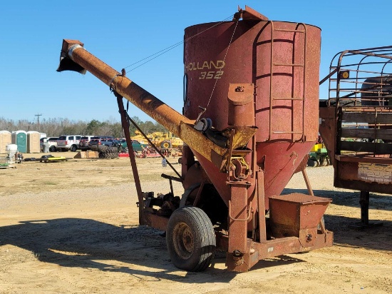 NEW HOLLAND 352 FEED MILL