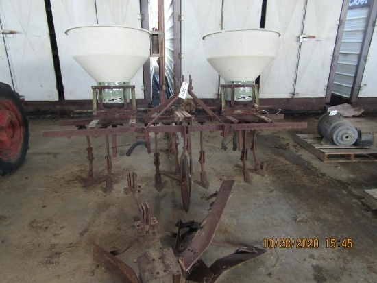 2 ROW CULTIVATOR WITH COLE DISTRIBUTORS