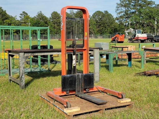 204 - PRESTO MODEL M452 MANUEL PALLET LIFT