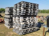 18 AMCOR PLASTIC PALLETS