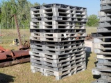 17 AMCOR PLASTIC PALLETS