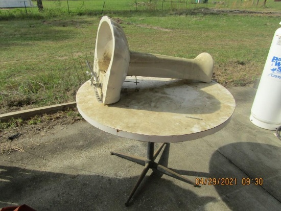 ROUND TABLE AND PEDESTAL SINK