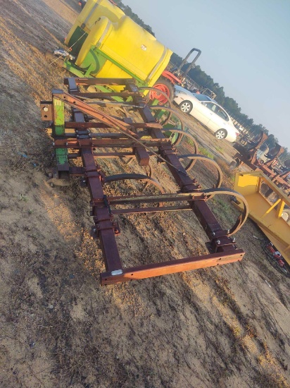 304 - 11 - SHANK CHISEL PLOW,
