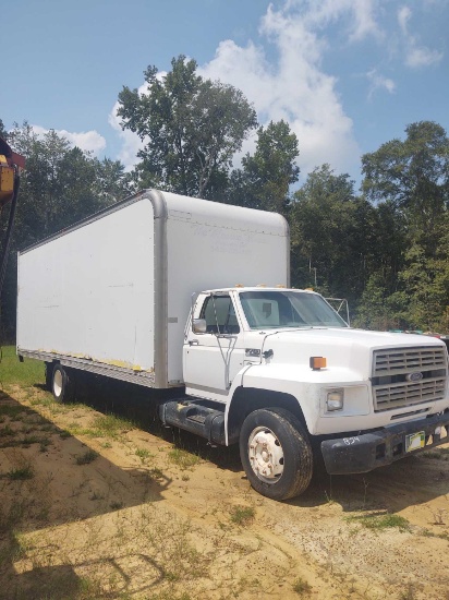 854 - 1989 FORD F700 VAN TRUCK *