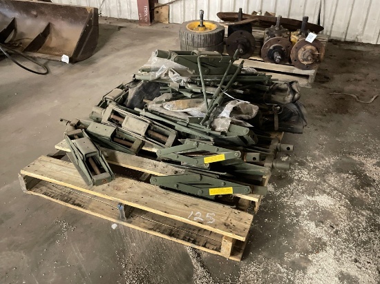 18 MILITARY VEHICLE JACKS