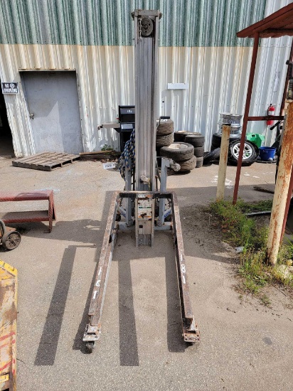 GENIE SLC-24 CONTRACTOR LIFT,