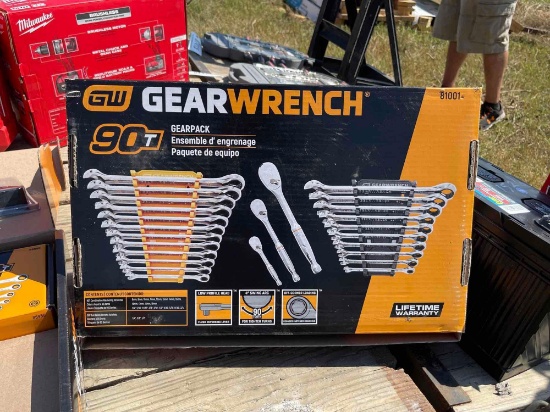 1525 - ABSOLUTE- NEW GEAR WRENCH SET