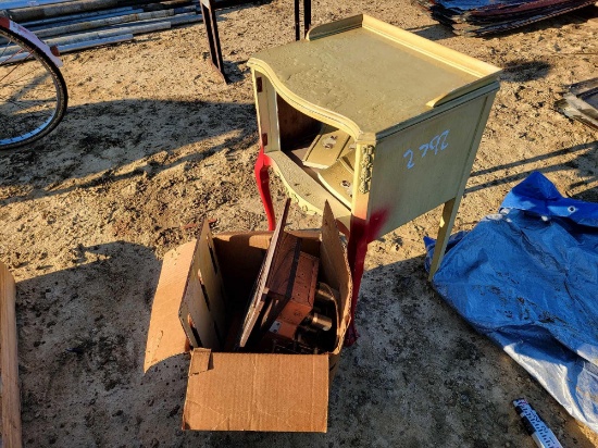 2792 - SMALL CABINET WITH RADIO