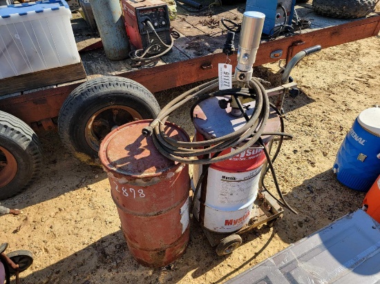 2878 - GREASE PUMP AND GREASE