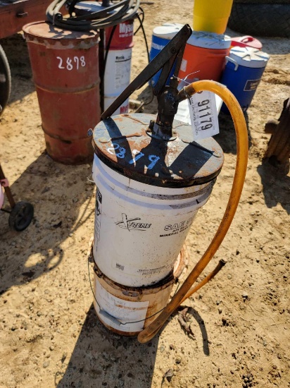 2879 - GREASE PUMP AND GREASE