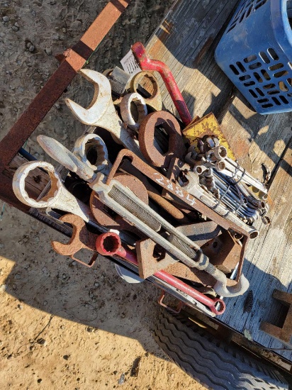 2884 - BOX OF HAND TOOLS