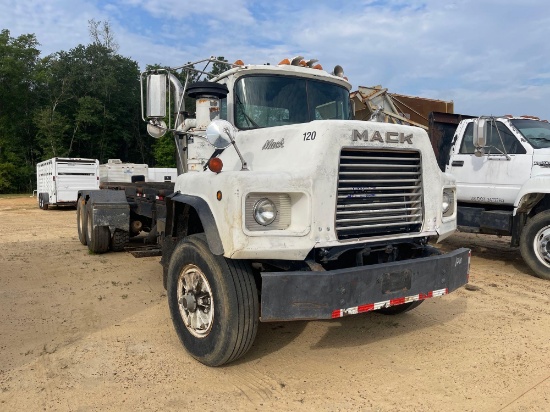 1010 - 1993 MACK MODEL 600 TRUCK
