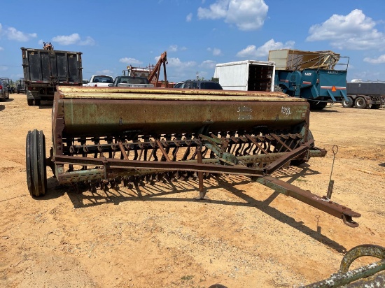1032 - JOHN DEERE 8300 GRAIN DRILL