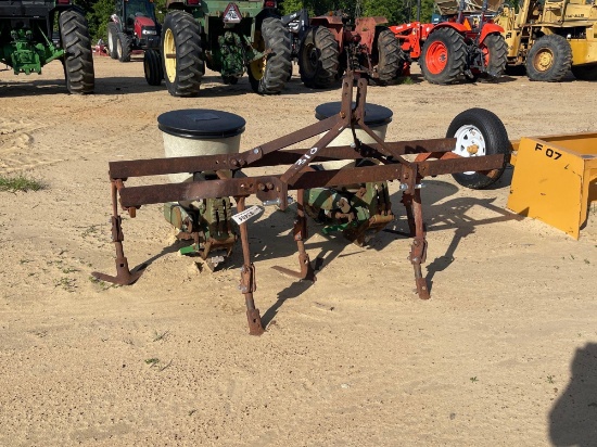 310 - 2 - ROW JOHN DEERE 71 PLANTERS
