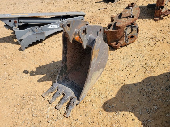 716 - VOLVO 18" BACKHOE BUCKET