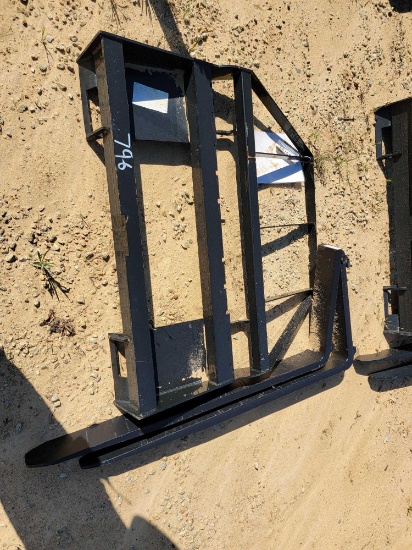 796 - ABSOLUTE - NEW - SKID STEER 48" PALLET FORKS