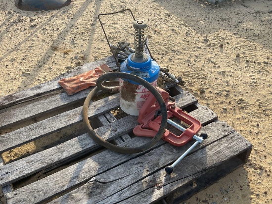2286 - PIPE VICE & GREASE PUMP