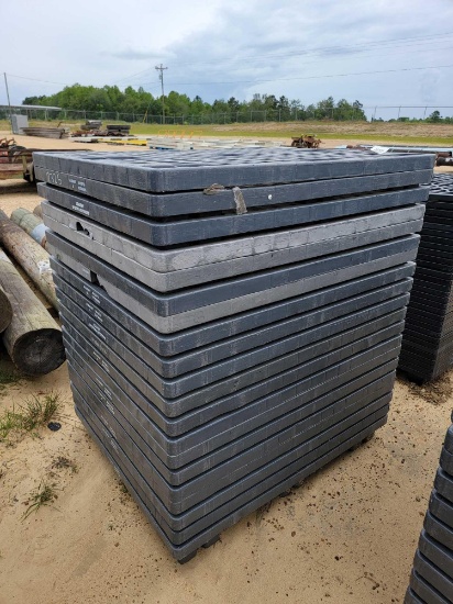 2425 - 20 - 40" X 48" PLASTIC PALLETS