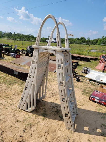 2920 - POOL LADDER
