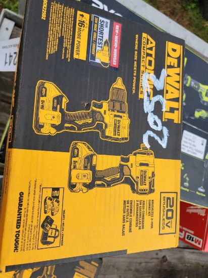 2052 - DEWALT DRILL AND DRIVER KIT