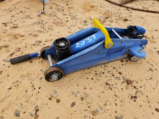 2039 - USED FLOOR JACK