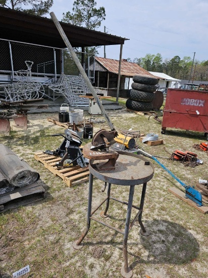 2366 - METAL CUTTER ON STAND