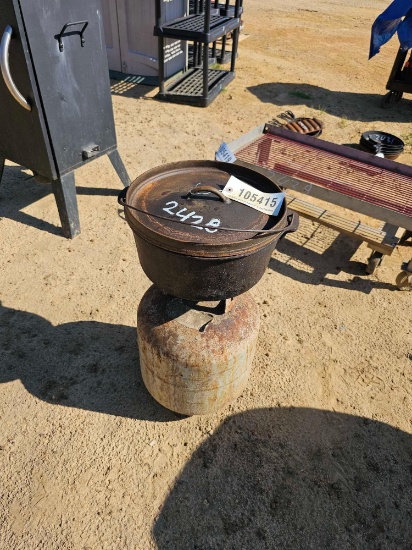 2428 - GAS BOTTLE AND DUTCH OVEN