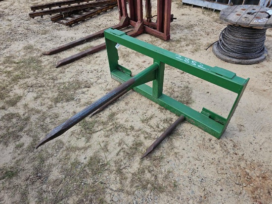 2852 - 4' JOHN DEERE HAY SPEAR